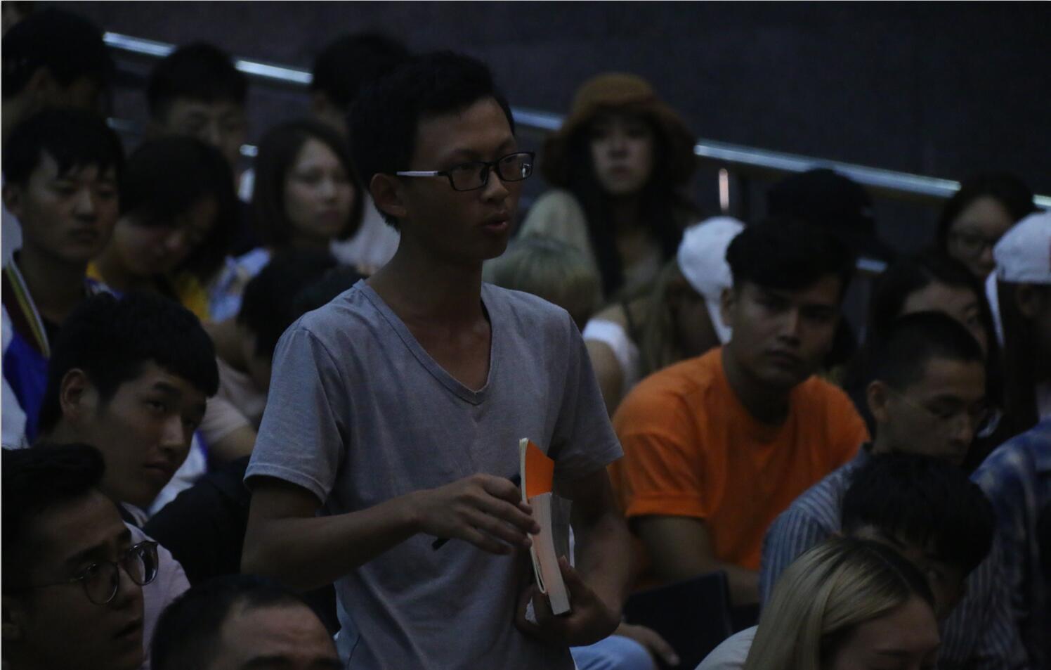 梁伯龙教授为表演系新生讲授开学第一课