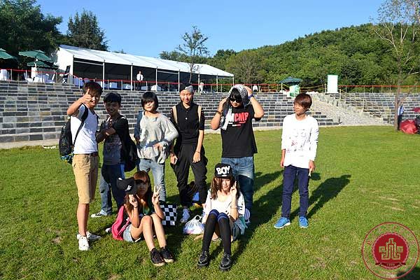 我院2013级新生应邀参加“长城森林艺术节”