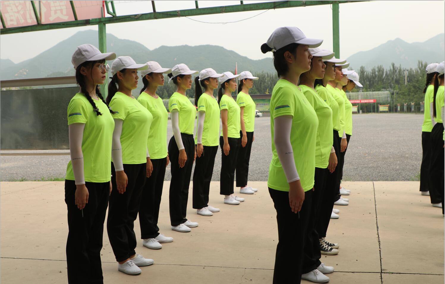 北京演艺专修学院新生军训,汗水流淌头不晃 北京演艺专修学院新生军训,汗水流淌头不晃