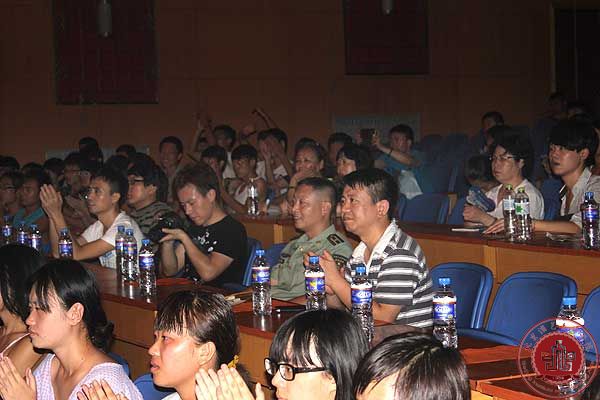 我院2013级新生军训联欢晚会完美落幕 我院2013级新生军训联欢晚会完美落幕