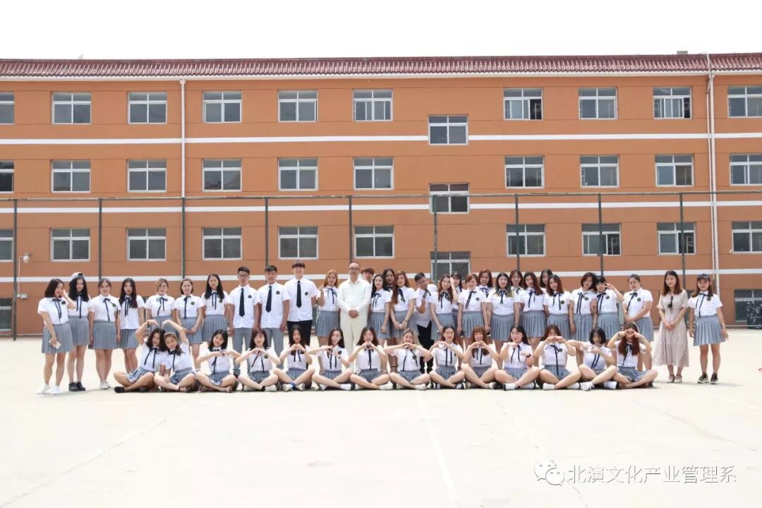 挥手别校园 扬头向前方 挥手别校园 扬头向前方