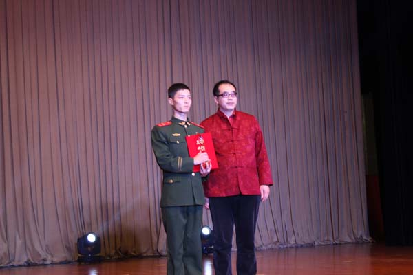 参加公安部“十佳退伍老兵”颁奖典礼晚会 参加公安部“十佳退伍老兵”颁奖典礼晚会