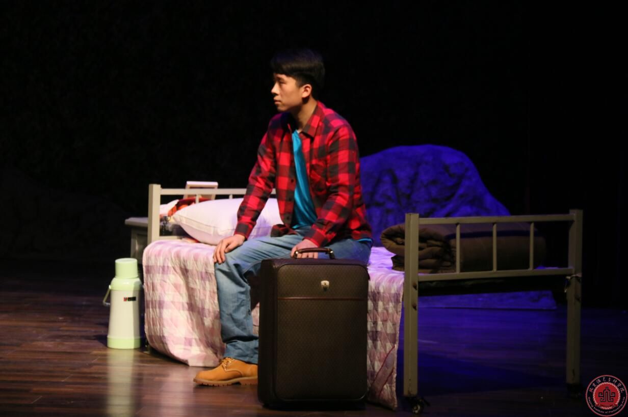 毕业大戏《女兵连来了个男家属》在实验剧场精彩上演 毕业大戏《女兵连来了个男家属》在实验剧场精彩上演