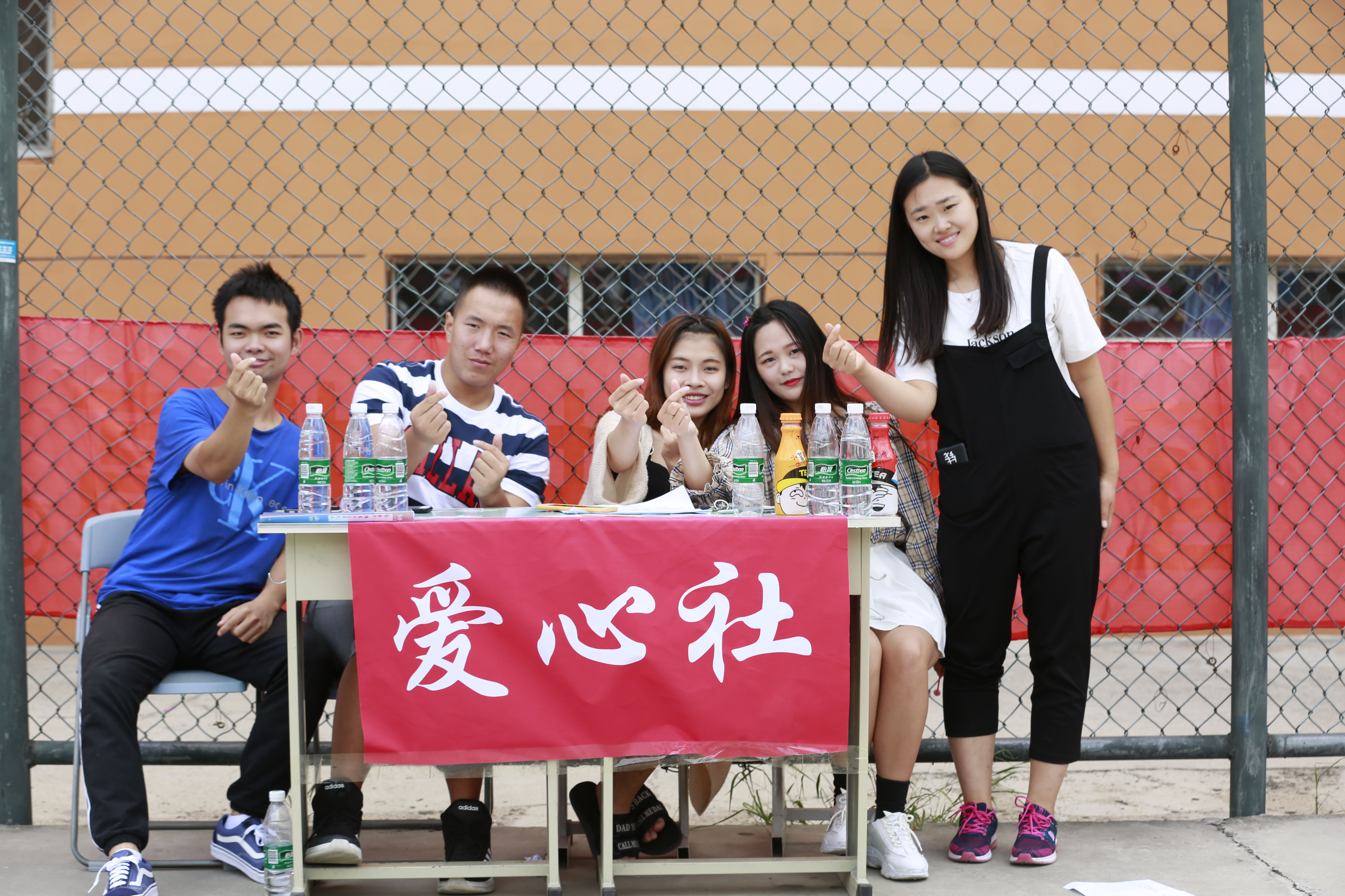 北京演艺专修学院各社团纳新现场火爆 北京演艺专修学院各社团纳新现场火爆