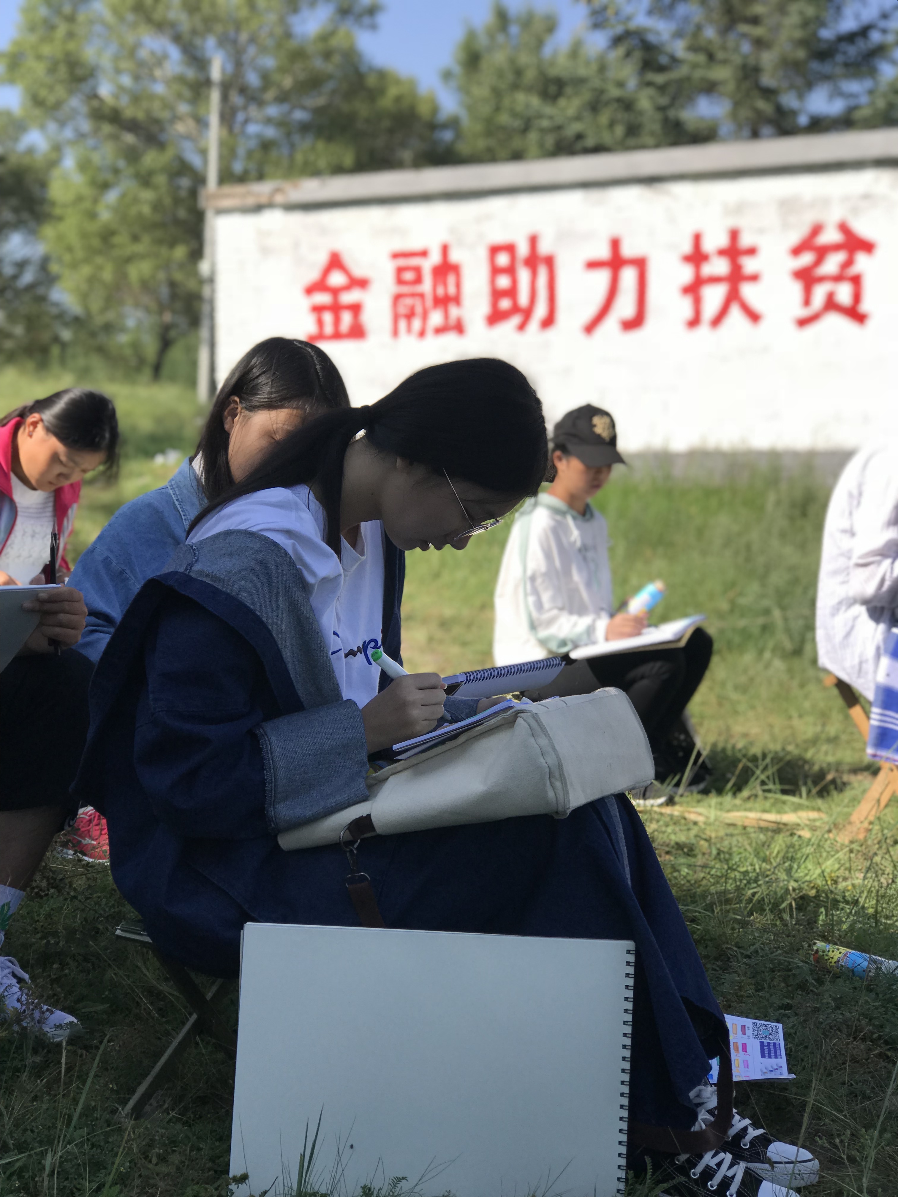 我院艺术设计系新生前往张北大河开展艺术写生活动 我院艺术设计系新生前往张北大河开展艺术写生活动