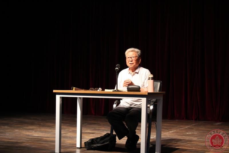 梁伯龙教授为2017级表演系新生讲授大学开学第一课 梁伯龙教授为2017级表演系新生讲授大学开学第一课