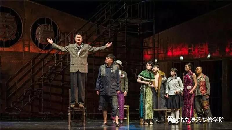 我院文化产业管理系毕业生庄毅参演易中天首部话剧《模范监狱》 我院文化产业管理系毕业生庄毅参演易中天首部话剧《模范监狱》