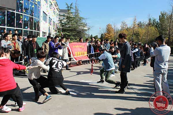 北演“拔河赛” 彰显团队精神 北演“拔河赛” 彰显团队精神