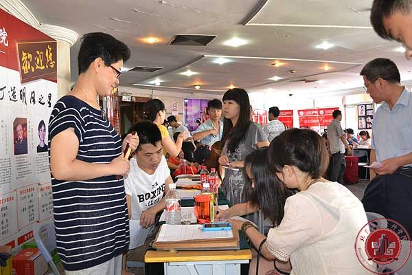 我院新生开始报到入学