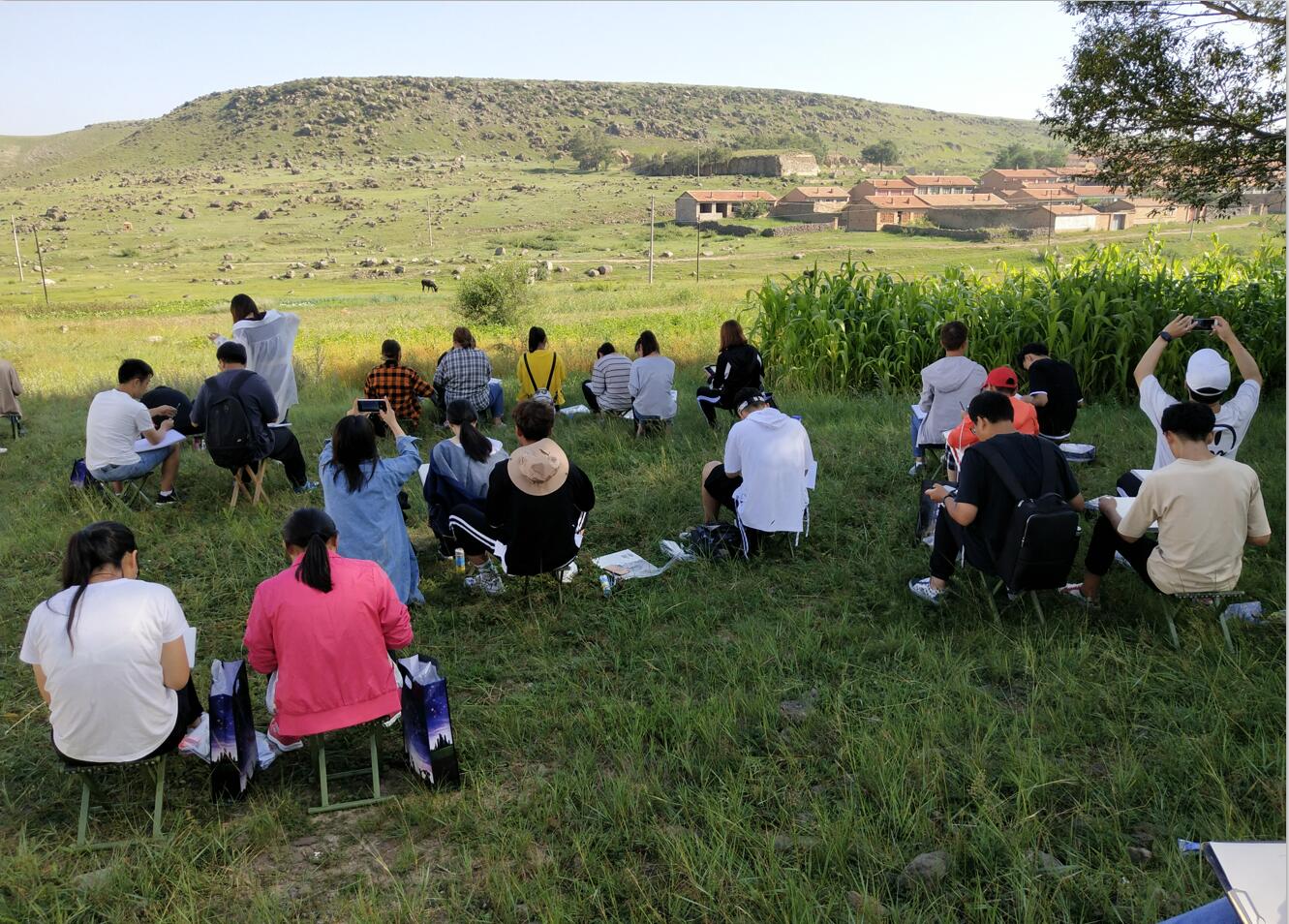 我院艺术设计系新生前往张北大河开展艺术写生活动 我院艺术设计系新生前往张北大河开展艺术写生活动