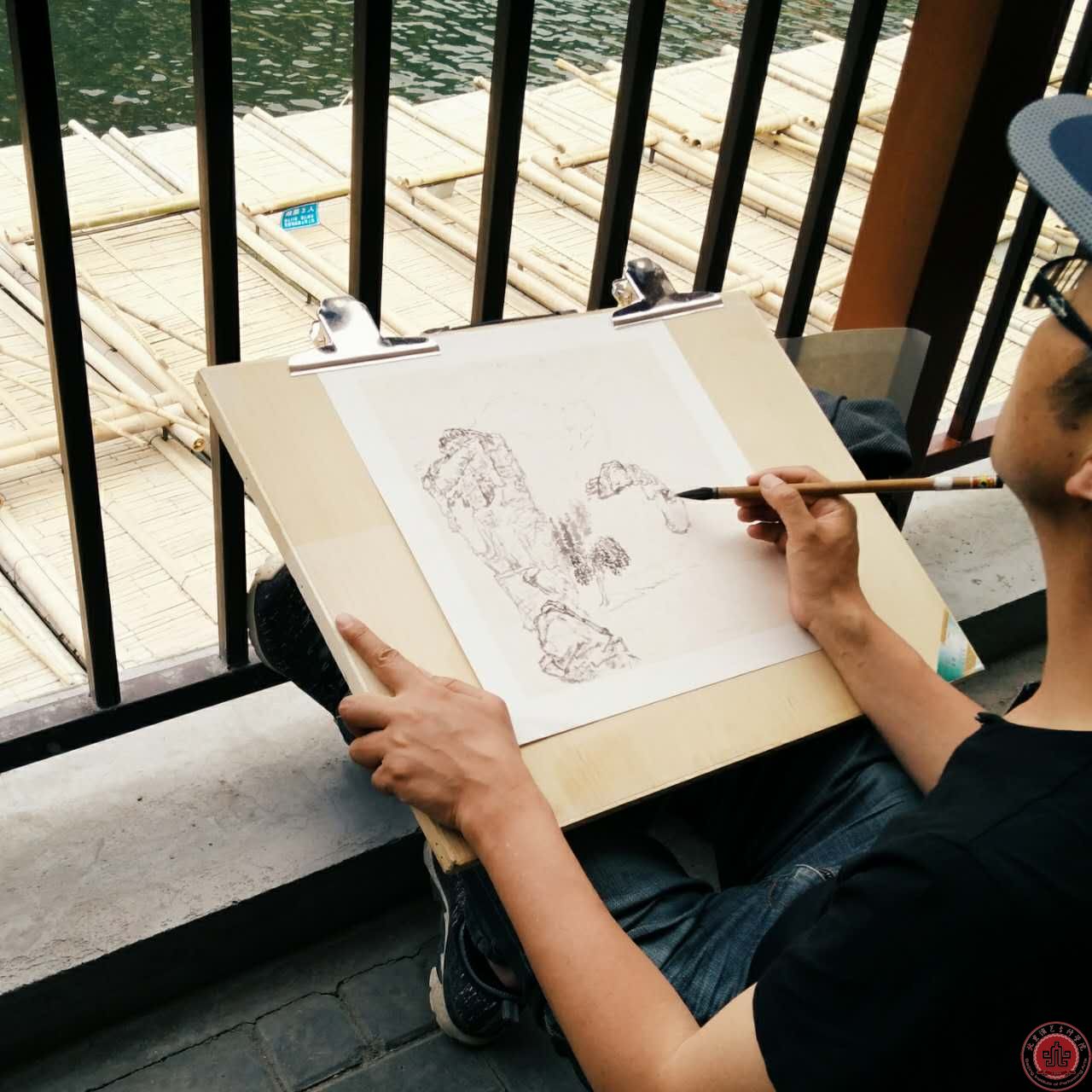 艺术设计系带领学生开展户外写生活动