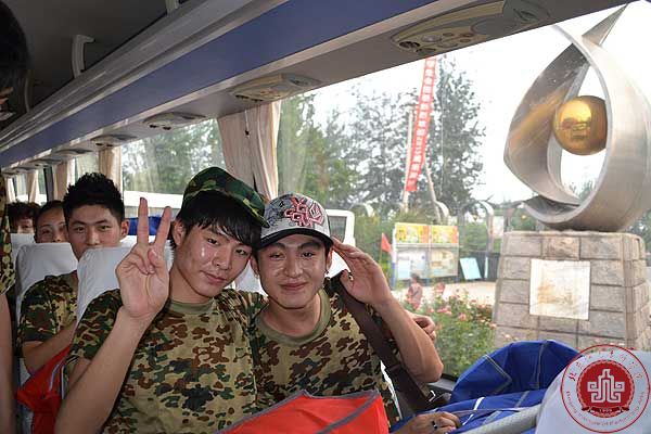 我院新生开始报到入学