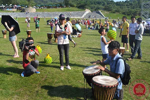 我院器乐与音乐制作系电吉他专业学生杨成接受电视台采访 我院器乐与音乐制作系电吉他专业学生杨成接受电视台采访