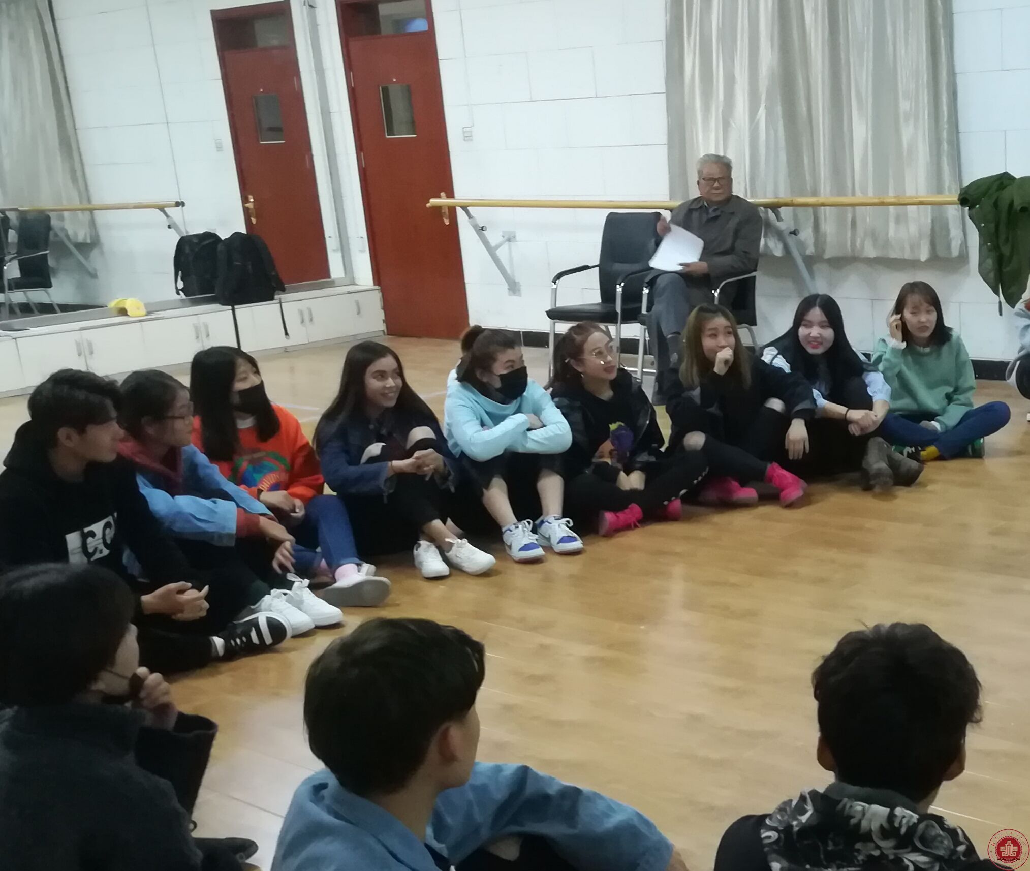 我院名誉院长、艺术委员会主任梁伯龙亲临学生课堂 我院名誉院长、艺术委员会主任梁伯龙亲临学生课堂