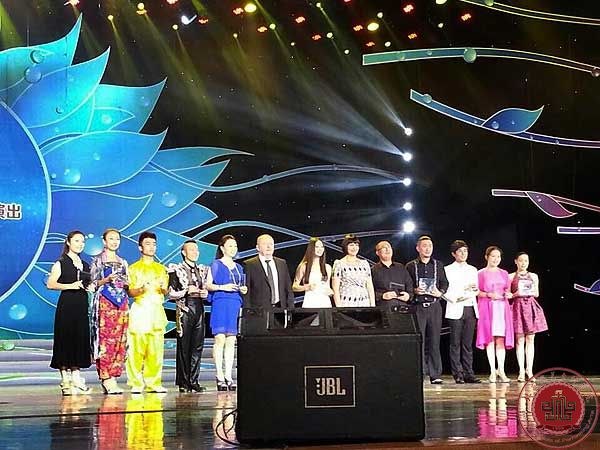 张佳男老师荣获“中俄青年交流公益使者”称号 张佳男老师荣获“中俄青年交流公益使者”称号