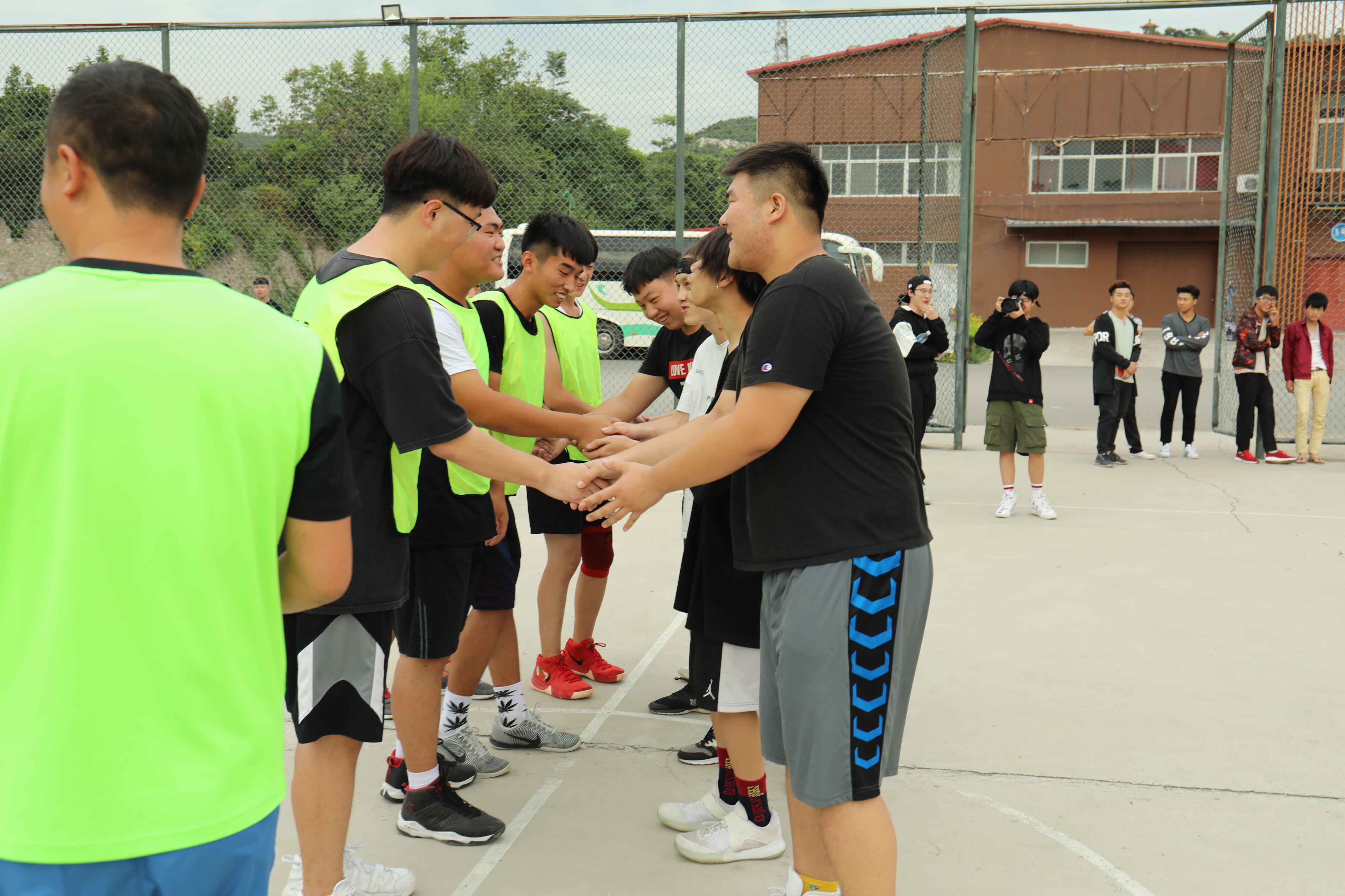 对抗中熟知 比赛中共进 我院影视艺术系举行篮球友谊赛 对抗中熟知 比赛中共进 我院影视艺术系举行篮球友谊赛