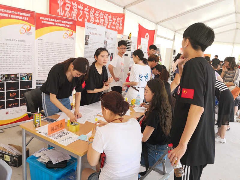 终于等到你:直击2018级第一批新生报到现场 终于等到你:直击2018级第一批新生报到现场