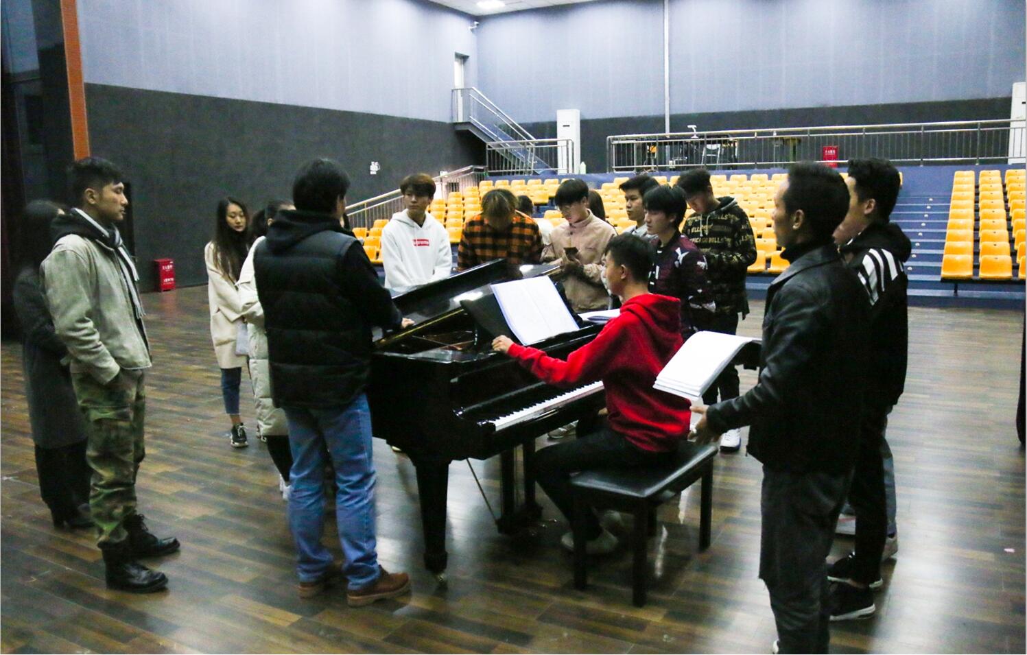 我院音乐系声乐团为《军歌》剧组录制歌曲进行二次彩排 我院音乐系声乐团为《军歌》剧组录制歌曲进行二次彩排