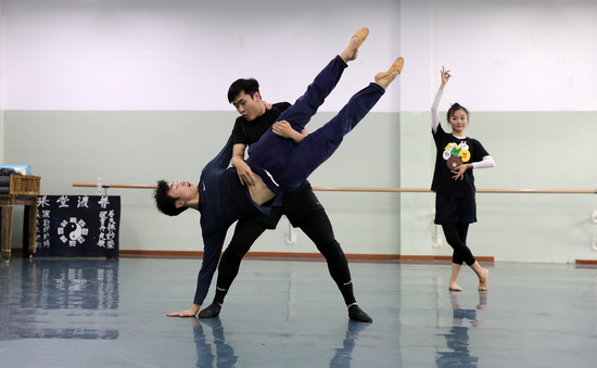 舞剧《金蝉塑与糖人宝》: 毛猴、糖人儿和大鼓,他们说老北京的炫彩都在这里了 舞剧《金蝉塑与糖人宝》: 毛猴、糖人儿和大鼓,他们说老北京的炫彩都在这里了