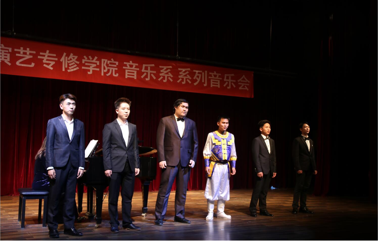 音乐系梁展初老师声乐班毕业音乐会成功举办 音乐系梁展初老师声乐班毕业音乐会成功举办