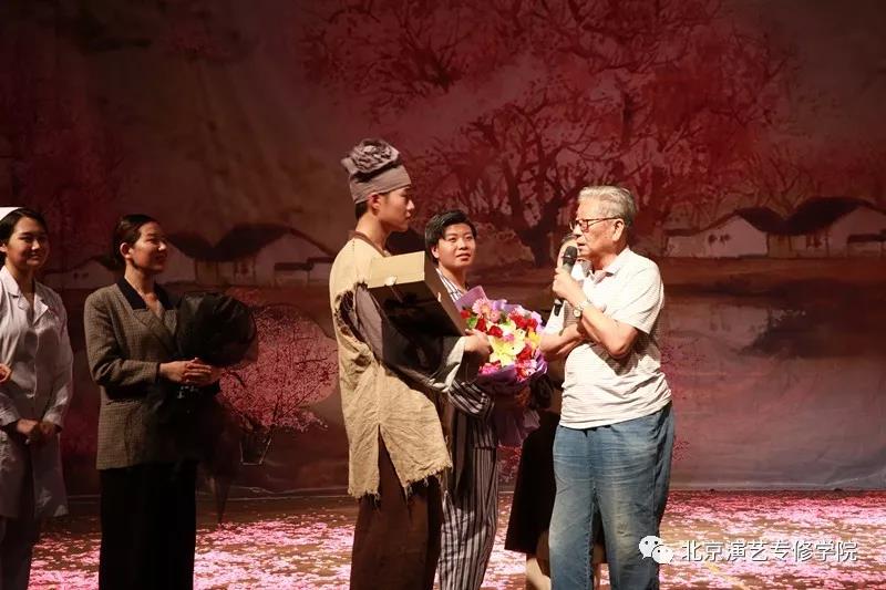 表演系15级毕业剧目《暗恋桃花源》在实验剧场上演 表演系15级毕业剧目《暗恋桃花源》在实验剧场上演