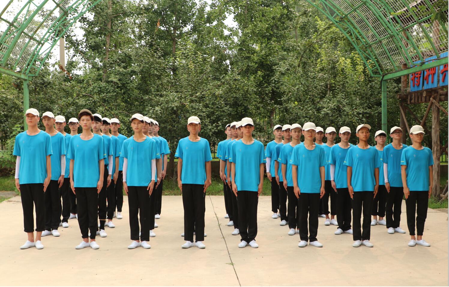 北京演艺专修学院新生军训,汗水流淌头不晃 北京演艺专修学院新生军训,汗水流淌头不晃