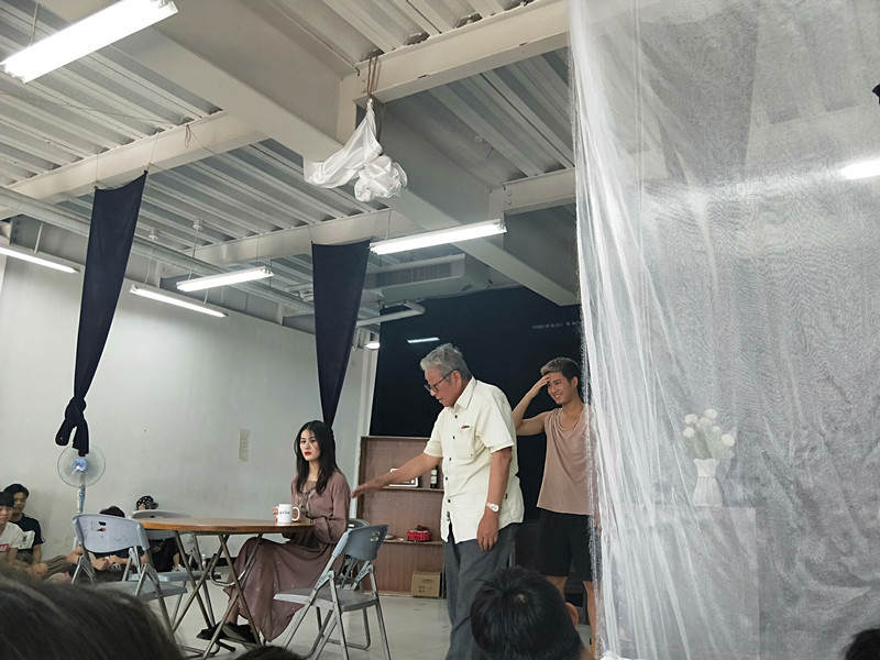 梁伯龙教授走进16级学生表演课堂为学生授课 梁伯龙教授走进16级学生表演课堂为学生授课