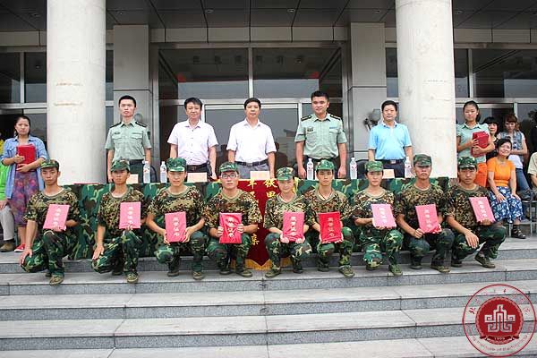 我院2013级新生军训闭营仪式圆满结束 我院2013级新生军训闭营仪式圆满结束
