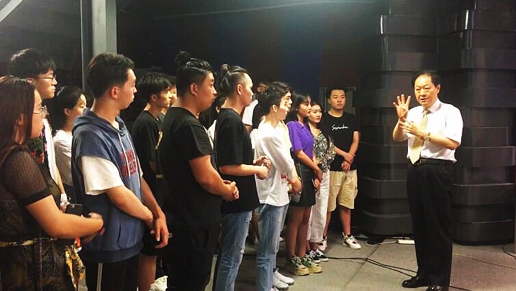 中华卫视黄阿原主席接见我院“精英杯“主持人大赛12强选手 中华卫视黄阿原主席接见我院“精英杯“主持人大赛12强选手