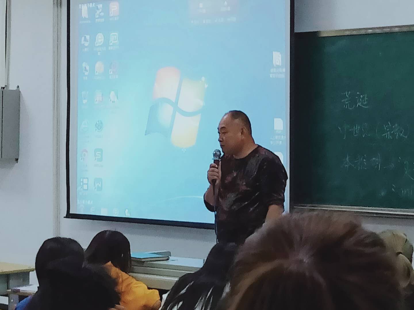 影视艺术系2018级学生举行主题班会 影视艺术系2018级学生举行主题班会