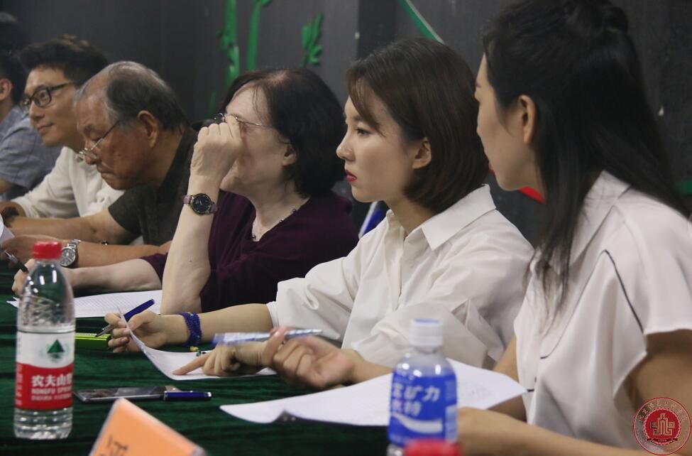 王振江、邓璿教授为2017级播音主持专业学生做专业测试 王振江、邓璿教授为2017级播音主持专业学生做专业测试