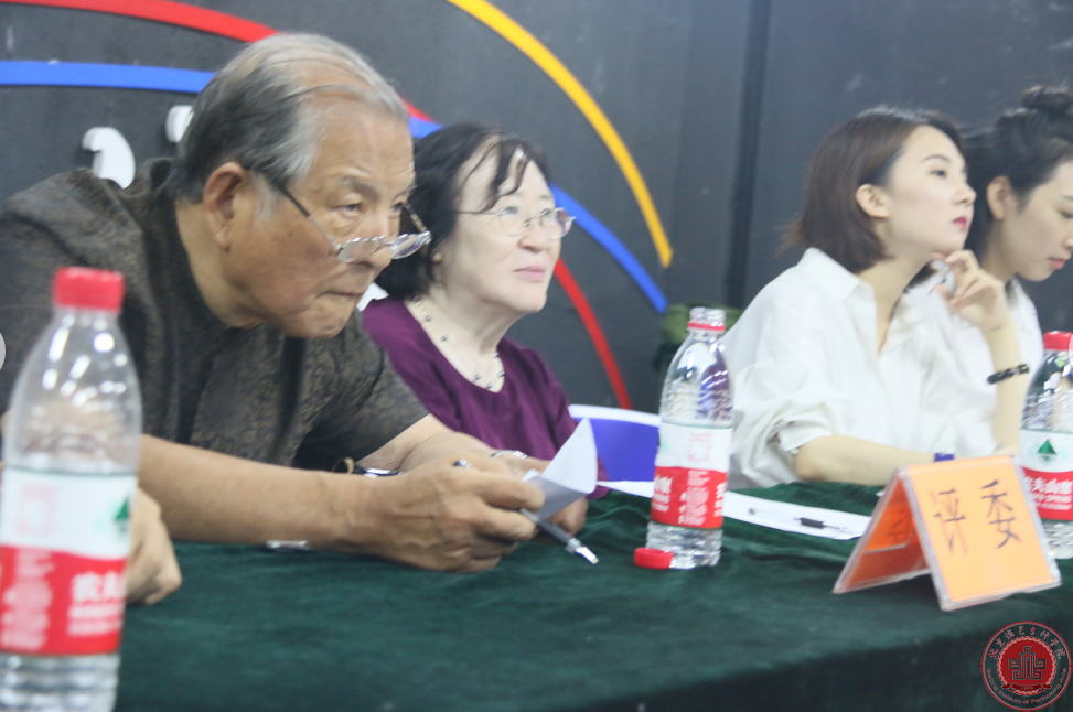 王振江、邓璿教授为2017级播音主持专业学生做专业测试 王振江、邓璿教授为2017级播音主持专业学生做专业测试