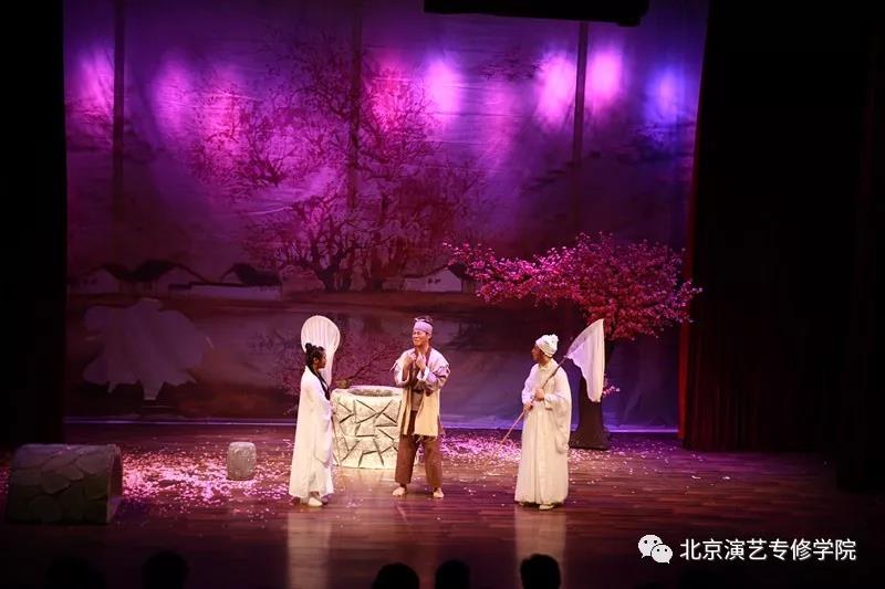 表演系15级毕业剧目《暗恋桃花源》在实验剧场上演 表演系15级毕业剧目《暗恋桃花源》在实验剧场上演
