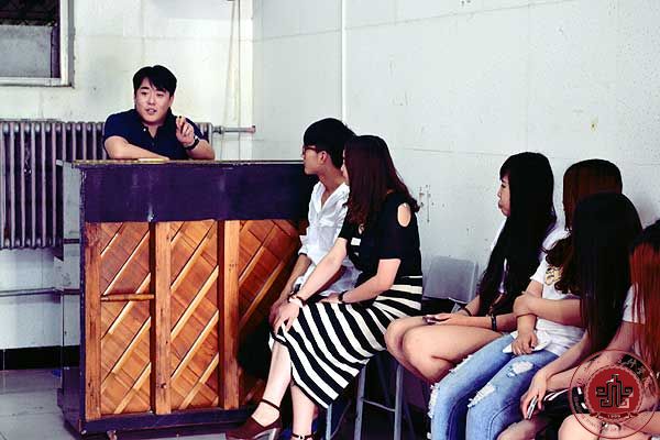 包尔淦在紧张的比赛之余依然坚持来校为孩子们上课