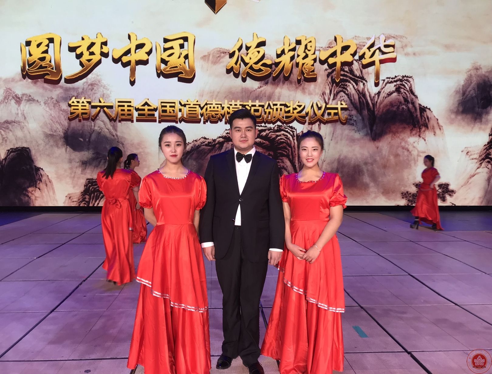 音乐系学生参加央视第六届道德模范颁奖仪式演出 音乐系学生参加央视第六届道德模范颁奖仪式演出