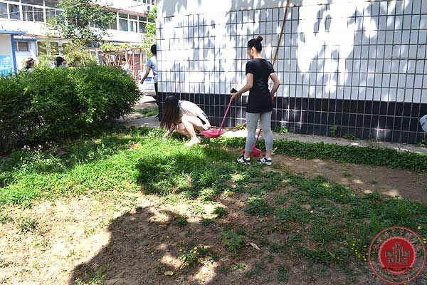 清扫垃圾,净化校园 清扫垃圾,净化校园