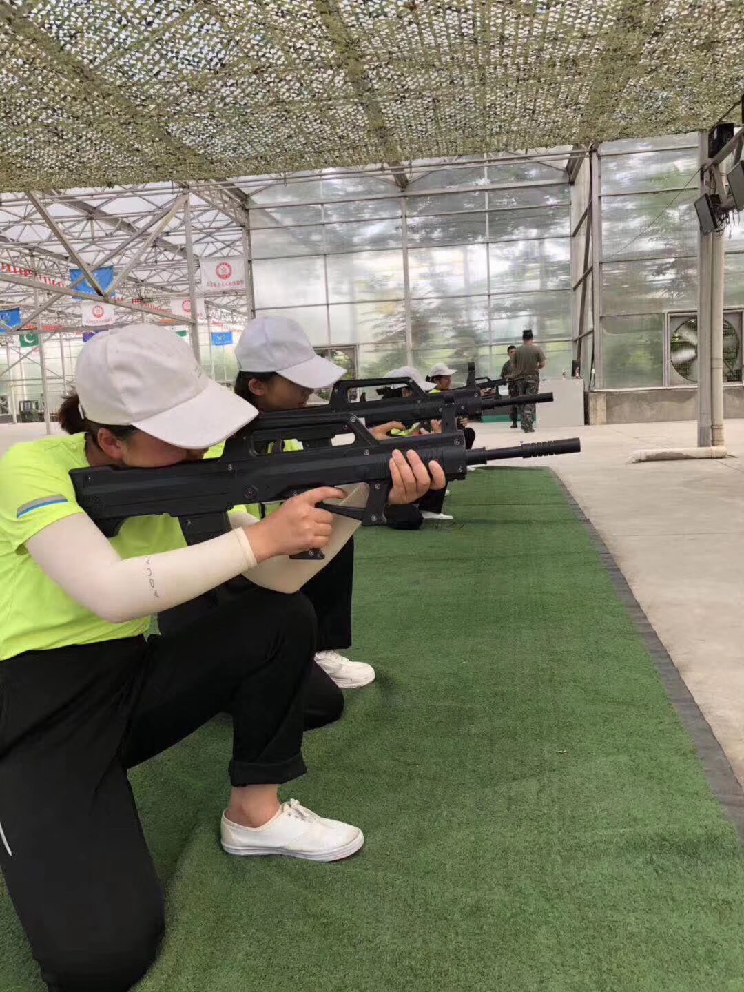 北京演艺专修学院女大学生军训展巾帼霸气 北京演艺专修学院女大学生军训展巾帼霸气