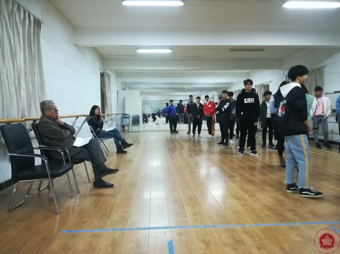 我院名誉院长、艺术委员会主任梁伯龙亲临学生课堂 我院名誉院长、艺术委员会主任梁伯龙亲临学生课堂