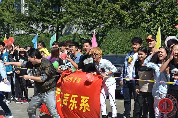 我院秋季拔河比赛预赛阶段圆满结束