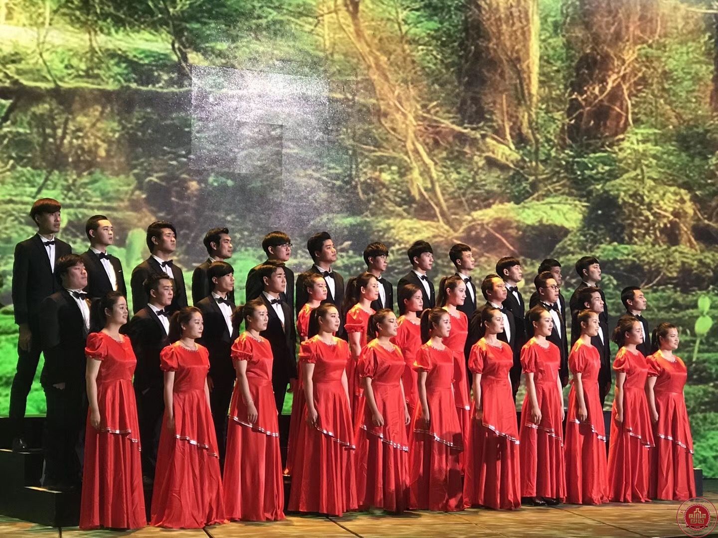 音乐系学生参加央视第六届道德模范颁奖仪式演出 音乐系学生参加央视第六届道德模范颁奖仪式演出