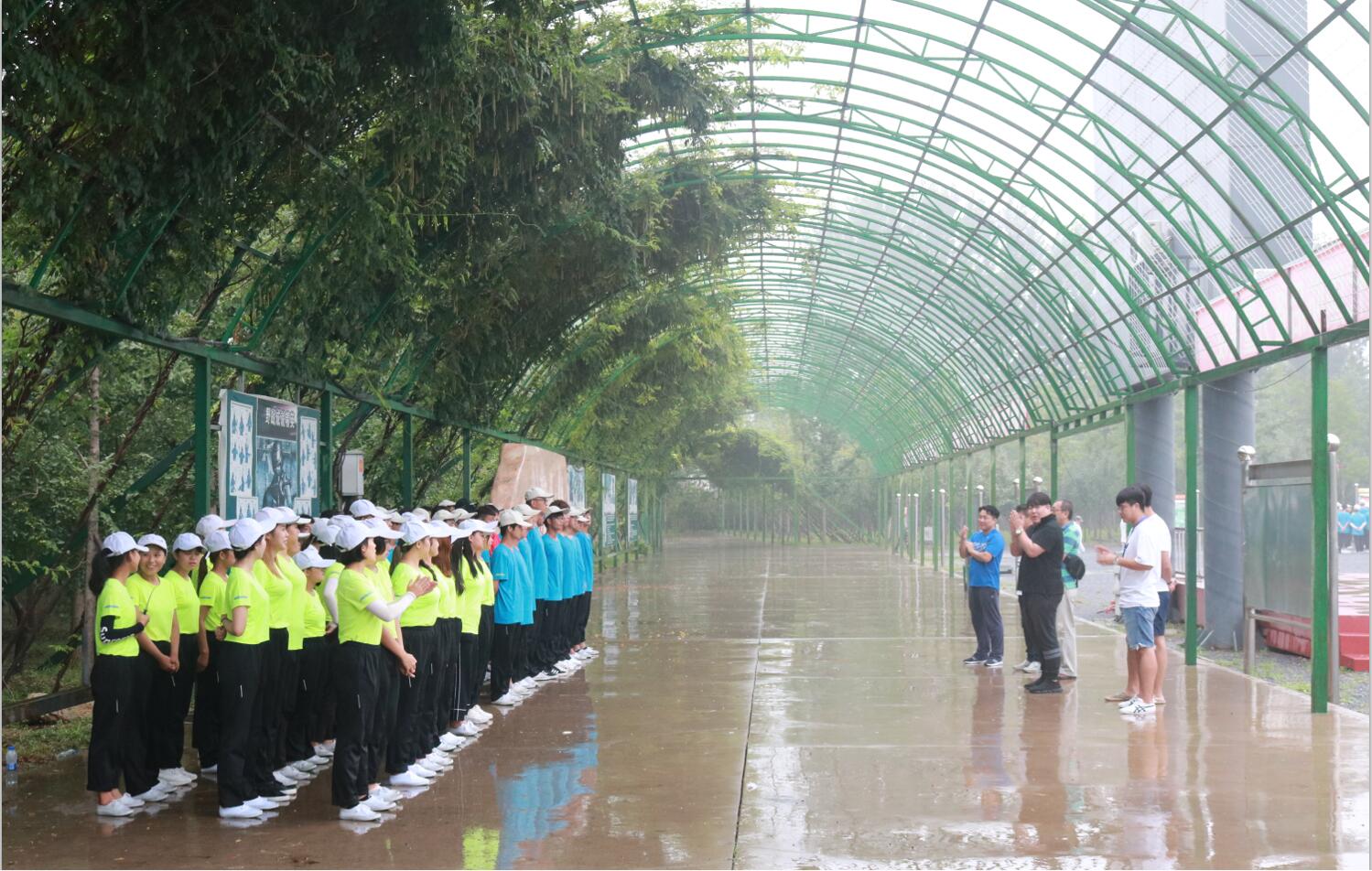 北京演艺专修学院领导及各系主任前往军训基地看望慰问新生 北京演艺专修学院领导及各系主任前往军训基地看望慰问新生