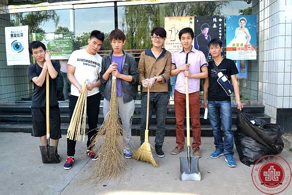 清扫垃圾,净化校园 清扫垃圾,净化校园